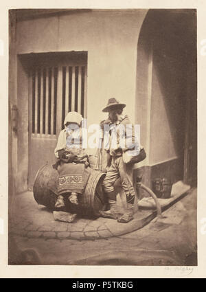 [Der italienische Musiker am Eingang der 21, Quai de Bourbon]; Charles Nègre (Französisch, 1820 - 1880); 1851; gesalzen Papier drucken; 22,1 × 16,2 cm (8 11/16 x 6 3/8 in.); 84. XM 344.10 328 Charles Nègre, Italienischer Straßenmusiker am Eingang der 21, Quai de Bourbon, 1851 Stockfoto