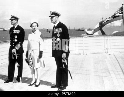 Königin Elizabeth II. und Prinz Philip, Herzog von Edinburgh (l) und Admiral der Flotte Earl Mountbatten von Birma auf der Royal Yacht Britannia in Spithead, Hampshire. * WIREPHOTO. * PROVS NUR Stockfoto