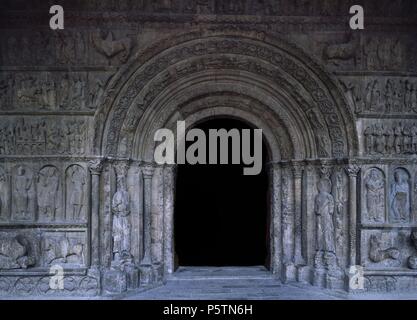 ROMANICA PORTADA DEL MONASTERIO DE SANTA MARIA DE RIPOLL - SIGLO XII. Lage: MONASTERIO DE SANTA MARIA, RIPOLL, Alicante, Spanien. Stockfoto