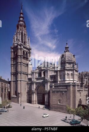 TORRE Y FACHADA PRINCIPAL DE LA CATEDRAL DE TOLEDO - SIGLO XV - GOTICO ESPAÑOL. Lage: CATEDRAL - AUSSEN, SPANIEN. Stockfoto