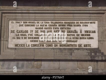 Las MEJORES DEL PEDESTAL DE LA ESCULTURA EN BRONCE DE Carlos IV. von Bourbon (1748-1819) REY DE ESPAÑA Y DE LAS INDIAS - 1803. Autor: Manuel Tolsá (1757-1816). Ort: Außen, Mexiko-stadt, CIUDAD DE MEXICO. Stockfoto