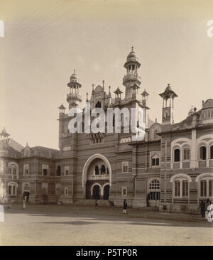 N/A. Englisch: Foto des Chimnabai Nyaya Mandir oder High Court in Baroda, Gujarat von der Curzon Sammlung, von einem unbekannten Fotografen in den 1890er Jahren genommen. 1896 fertig gestellt, ist es neben dem Sursagar Tank in der Mitte von Baroda entfernt. Es ist eines von mehreren Gebäuden in der Stadt in einem indo-sarazenischen Stil durch die Madras Architekten Robert Fellowes Chisholm (1840-1915) und ist eine Mischung aus Gotik, Renaissance und Mughal Elemente. In der Mitte des Gebäudes befindet sich eine große Halle mit Mosaik gestaltet, als Rathaus genutzt. Es enthält eine Statue von Maharani Chimnabai, die fir Stockfoto