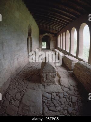 PORTALEYO DE GONZALO DE BERCEO EN EL ATRIO CON LOS SARCOFAGOS DE LOS SIETE INFANTES DE LARA Y TRES REINAS NAVARRAS - SIGLO X Ort: MONASTERIO DE SUSO, SAN MILLAN DE LA COGOLLA, SPANIEN. Stockfoto