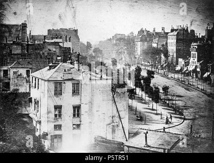 N/A. English: Boulevard Du Temple, Paris, 3. Arrondissement, Daguerrotypie. Das Bild gilt als die erste Aufnahme eines lebenden Menschen. Es zeigt eine belebte Straße, doch bewegte sich der Verkehr zu schnell um bei der Belichtungszeit von mehr als zehn Minuten erfasst zu werden. Die Ausnahme ist der links unten erkennbare Mann, der lange genug stehen, um sich die Schuhe anzeigen zu lassen. Wie alle Daguerrotypien ist das Bild seitenverkehrt. Englisch: Boulevard Du Temple, Paris, IIIe arrondissement, daguerreotypie. Der erste überlebende Bild von einer lebenden Person, 1838 übernommen. Das Bild zeigt Stockfoto