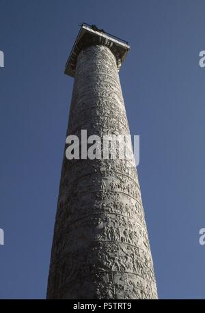 COLUMNA TRAJANA, MONUMENTO CONMEMORATIVO DEL FORO TRAJANO, DECORADO CON BAJORRELIEVES QUE REPRESENTAN LAS VICTORIAS IMPERIALES SOBRE LOS DACIOS, 113. Lage: FOROS IMPERIALES, ITALIA. Stockfoto