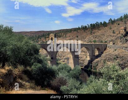 PUENTE DE ALCANTARA CONSTRUIDO ENTRE LOS AÑOS 104 Y 106 - Puente Romano SOBRE EL Rio Tajo. Ort: Römische Brücke, Alcantara, CACERES. Stockfoto