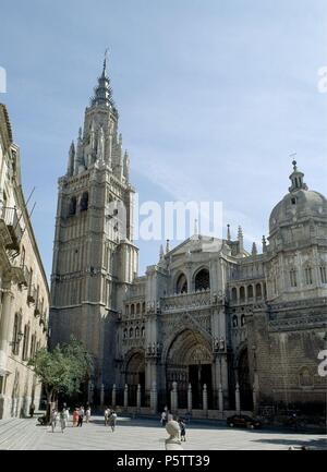 TORRE Y FACHADA PRINCIPAL DE LA CATEDRAL DE TOLEDO - SIGLO XV - GOTICO ESPAÑOL. Lage: CATEDRAL - AUSSEN, SPANIEN. Stockfoto