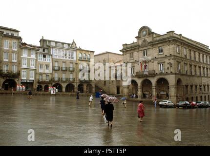 PLAZA MAYOR PORTICADA CON EL AYUNTAMIENTO DE UN DIA DE LLUVIA. Ort: Außen, SPANIEN. Stockfoto