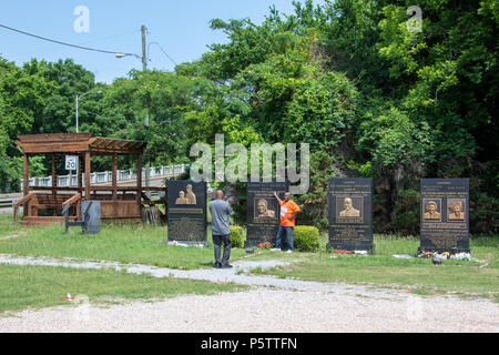 Denkmäler zu civil rights leaders Schumacher wegen eines im März von selmas nach Montgomery, Edmund Pettus Bridge, Selma, Alabama, USA Stockfoto