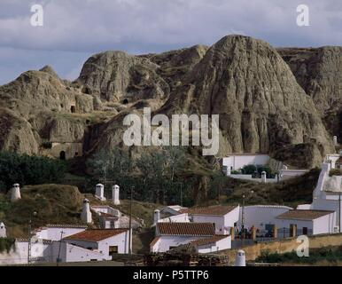 CUEVAS Y TROGLODITAS VIVIENDAS EN LA LADERA DE JABALCON. Ort: Außen, Granada, Spanien. Stockfoto