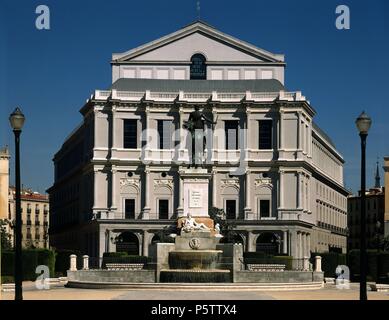 TEATRO REAL CONSTRUIDO ENTRE 1818 Y 50 - NEOCLASICISMO ESPAÑOL - FACHADA A LA PLAZA DE ORIENTE CON LA ESCULTURA DE FELIPE IV. Autor: LOPEZ AGUADO ANTONIO/MORENO CUSTODIO. Lage: HOFTHEATER, KOENIGLICHES, MADRID, SPANIEN. Stockfoto