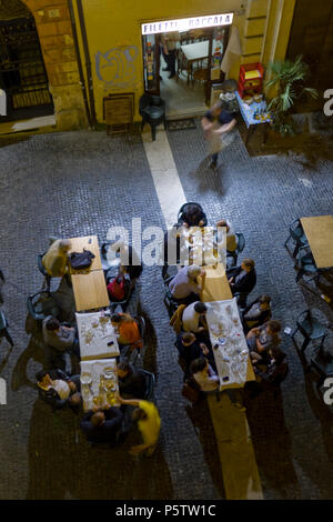 Menschen außerhalb Essen in der Römischen Jüdischen Ghetto Foto © Fabio Mazzarella/Sintesi/Alamy Stock Foto Stockfoto