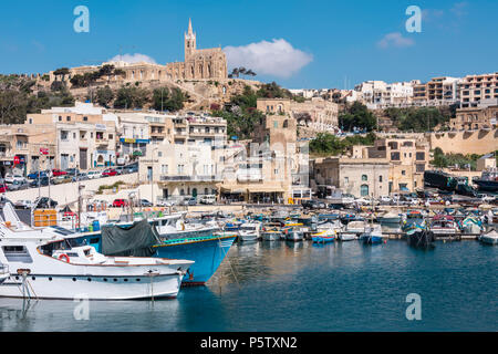 Mgarr Pfarrkirche sitzen auf einem Hügel über der Stadt und den Hafen von Mgarr, das Erste, was Besucher sehen, wenn auf der maltesischen Insel Gozo. Stockfoto