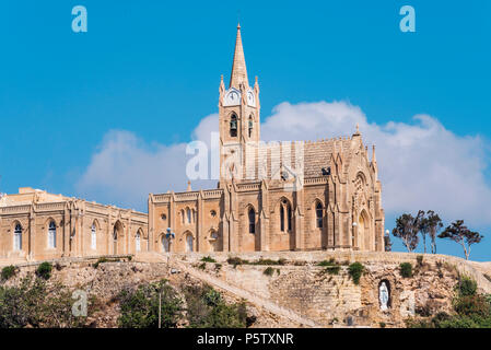 Mgarr Pfarrkirche sitzen auf einem Hügel über der Stadt Mgarr, das Erste, was Besucher sehen, wenn auf der maltesischen Insel Gozo. Stockfoto