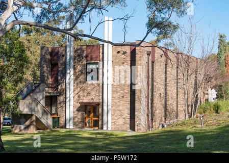 Einen späten 60er oder frühen 70er Jahre modernistischen Brutalist, Ziegel Bürogebäude auf dem Grantham Erbe Immobilien in sieben Hügel, Sydney, Australien Stockfoto