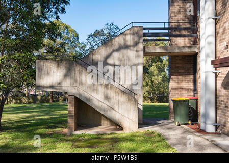 Einen späten 60er oder frühen 70er Jahre modernistischen Brutalist, Ziegel Bürogebäude auf dem Grantham Erbe Immobilien in sieben Hügel, Sydney, Australien Stockfoto