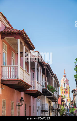 Eine Straße in der Altstadt von Cartagena, die die Kuppel und den Turm von San Pedro Claver Kirche Stockfoto