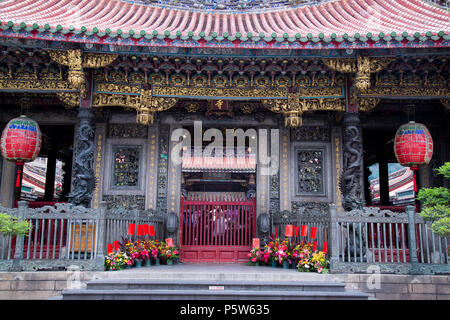 Eingang des Longshan Tempel in Taipeh. Stockfoto