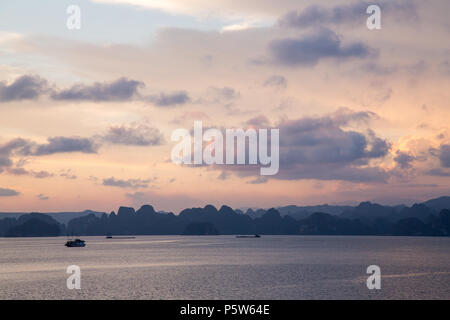 Landschaft Blick auf Gebirge in Bai Tu Long Bang, Vietnam. Stockfoto