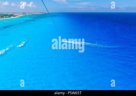 Cancun Mexiko von vögel auge ansicht Cancun Strände - Parasailing. Stockfoto