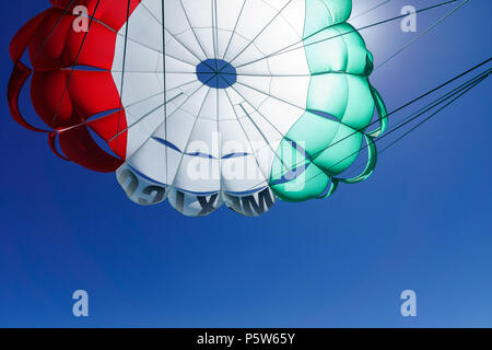 Mexikanische parasail Kotflügel durch das Meer in den Himmel gezogen. Stockfoto