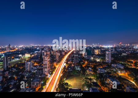 Nächtliches Stadtbild von Mumbai mit dem Eastern Express Highway, der durch Dadar, Mumbai, führt. Stockfoto