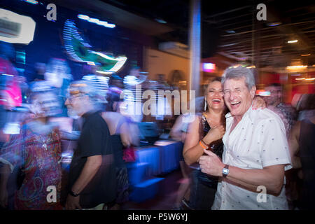 Paar tanzen im Karneval Ball in der Rio Scenarium samba Club, Lapa, Rio, Karneval 2018 Stockfoto