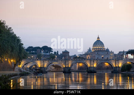 Die Kuppel der Kirche St. Peter und St. Angelo Brücke, im historischen Zentrum von Rom Stockfoto