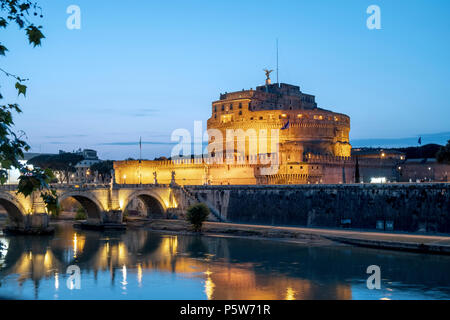 Mausoleum des Hadrian oder Castel Sant'Angelo und der St. Angelo Brücke, die der Kaiser Hadrians in Rom gebaut Stockfoto