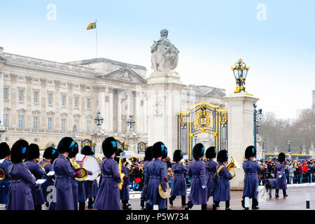 Irish guard Fußsoldaten des Haushalts Division der Queen's Guard am Wachwechsel Zeremonie in London, im Schnee Stockfoto