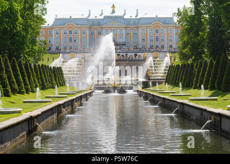 Peterhof, Russland, 4. Juni 2018 - Blick auf das Meer Kanal Unteren Park Stockfoto