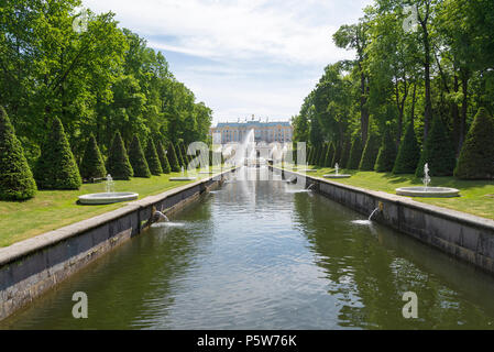 Peterhof, Russland, 4. Juni 2018 - Blick auf das Meer Kanal Unteren Park Stockfoto