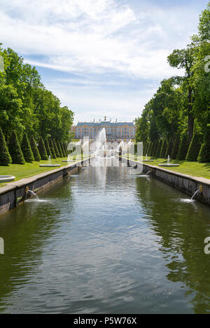 Peterhof, Russland, 4. Juni 2018 - Blick auf das Meer Kanal Unteren Park Stockfoto