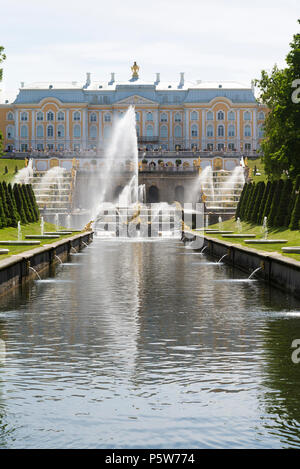 Peterhof, Russland, 4. Juni 2018 - Blick auf das Meer Kanal Unteren Park Stockfoto