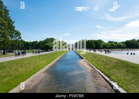 Peterhof, Russland, 4. Juni 2018 - Blick auf das Meer Kanal Unteren Park Stockfoto