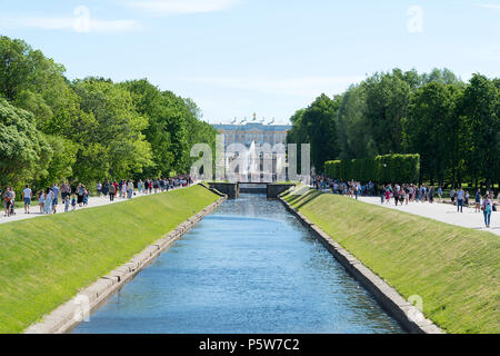 Peterhof, Russland, 4. Juni 2018 - Blick auf das Meer Kanal Unteren Park Stockfoto