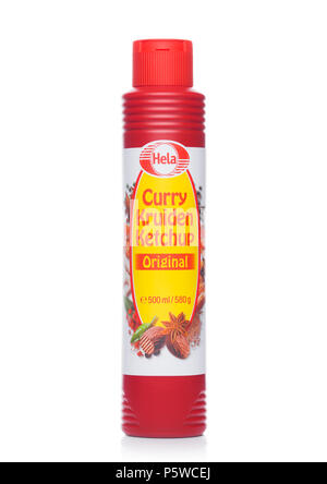 LONDON, UK - 23. JUNI 2018: Kunststoffbehälter von Hela Curry Ketchup auf weißem Hintergrund. Stockfoto