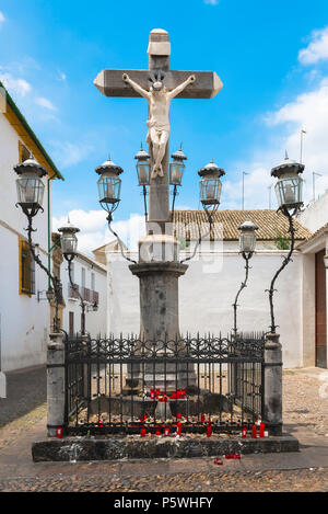 Die Cristo de los Färöer (Christus Der Laternen) Denkmal auf der Plaza de Capuchinos in Córdoba (Córdoba), Andalusien, Spanien. Stockfoto