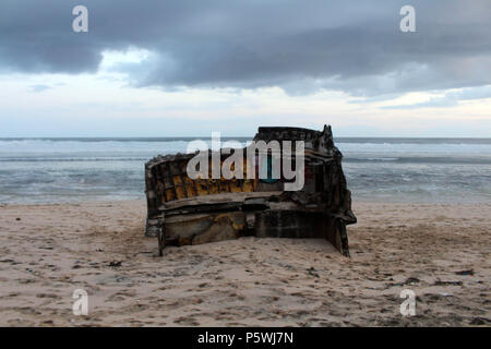 Nyang nyang-Strand und einige kaputte rustikalen Schiffswracks bei bewölkter Sonnenuntergang. In Bali, Juli 2018 berücksichtigt. Stockfoto