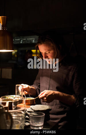 Niklas Ekstedt, schwedische Koch und Gastronom des mit einem Michelin-Stern ausgezeichneten Restaurant Ekstedt in Stockholm, Schweden. Stockfoto