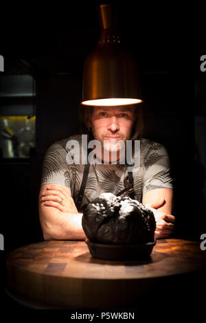 Niklas Ekstedt, schwedische Koch und Gastronom des mit einem Michelin-Stern ausgezeichneten Restaurant Ekstedt in Stockholm, Schweden. Stockfoto