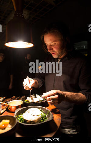 Niklas Ekstedt, schwedische Koch und Gastronom des mit einem Michelin-Stern ausgezeichneten Restaurant Ekstedt in Stockholm, Schweden. Stockfoto