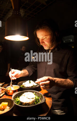 Niklas Ekstedt, schwedische Koch und Gastronom des mit einem Michelin-Stern ausgezeichneten Restaurant Ekstedt in Stockholm, Schweden. Stockfoto