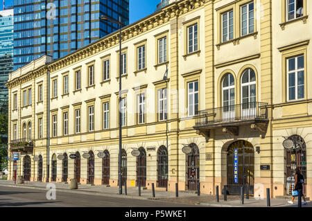 Warschau, Polen - 31. Mai 2018: Brenkin Familie Mietshaus an Grzybowski Platz mit Geschäften Eisenwarenladen' Stockfoto