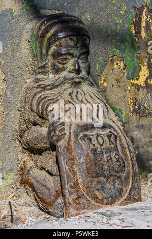 Warschau, Polen - 31. Mai 2018: Gusseisen Zwerg oder Gate Stop in einem aus dem 19. Jahrhundert Mietshaus auf Prozna Street. Stockfoto