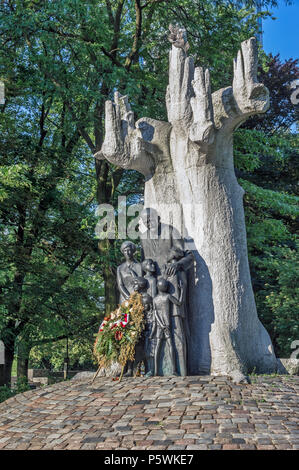 Polen, Warschau: Denkmal für Janusz Korczak, das 2006 von Zbigniew Wilma entworfen wurde und sich an der Stelle des ehemaligen jüdischen Waisenhauses befindet. Stockfoto