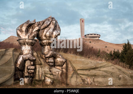 Buzludzha Monument, das sich in der Landschaft hinter dem Denkmal Stockfoto