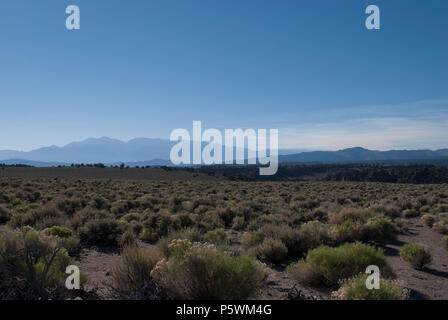 Sommer. Urlaubsziel. Berg Tal. Kalifornien. Blauer Himmel mit Blue Mountains. Horizont öffnen. Hintergrund. Tapete. Stockfoto