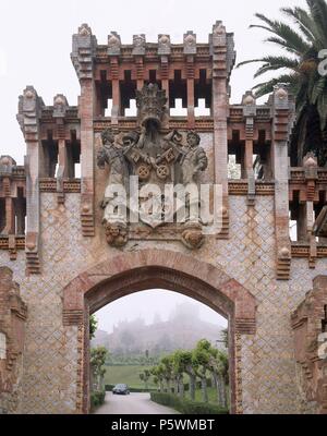 ESCUDO PONTIFICIO EN LA PUERTA DE ACCESO A LA UNIVERSIDAD DE COMILLAS. Autor: MARTORELL J/DOMENECH L. Lage: UNIVERSIDAD PONTIFICIA, Comillas, Kantabrien, Spanien. Stockfoto