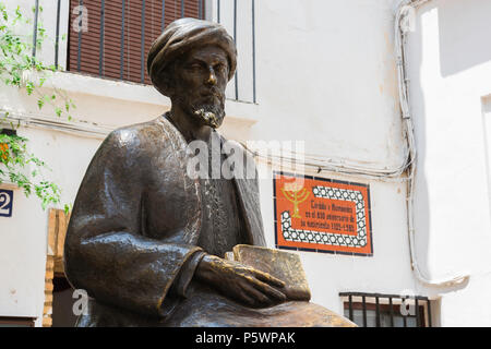 Nahaufnahme der Statue der jüdische Philosoph Maimonides außerhalb der Synagoge (Sinagoga) in der Juderia Bereich von Cordoba, Spanien gelegen. Stockfoto